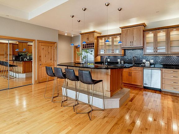 3rd image of 1313 N Franklin PLACE #905