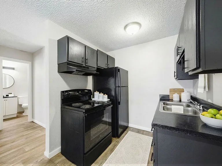 Marmont Apartments — Photo 13