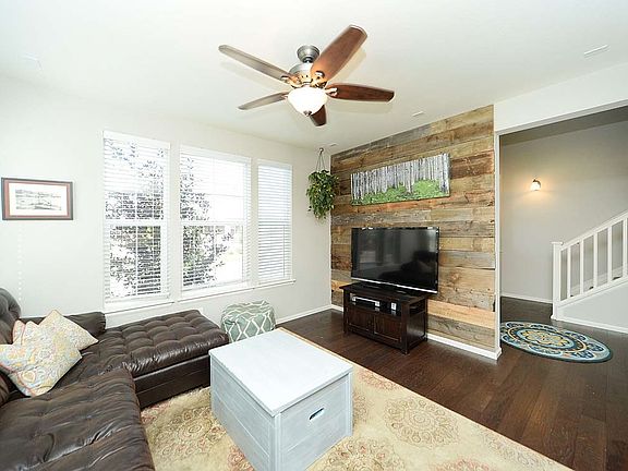 4th image of 1676 Saratoga Dr