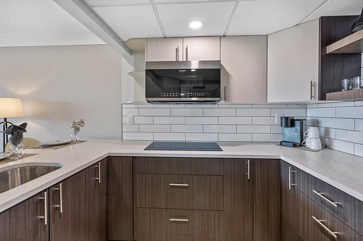 Penthouse 1-Bed + Den! All Utilities Included! — Photo 4