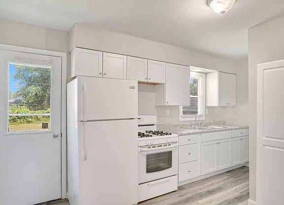 4th image of 3337 Oakwood St