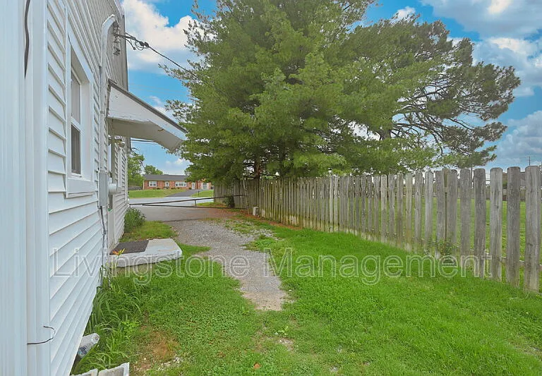 872 W Albert Gallatin Ave — Photo 60