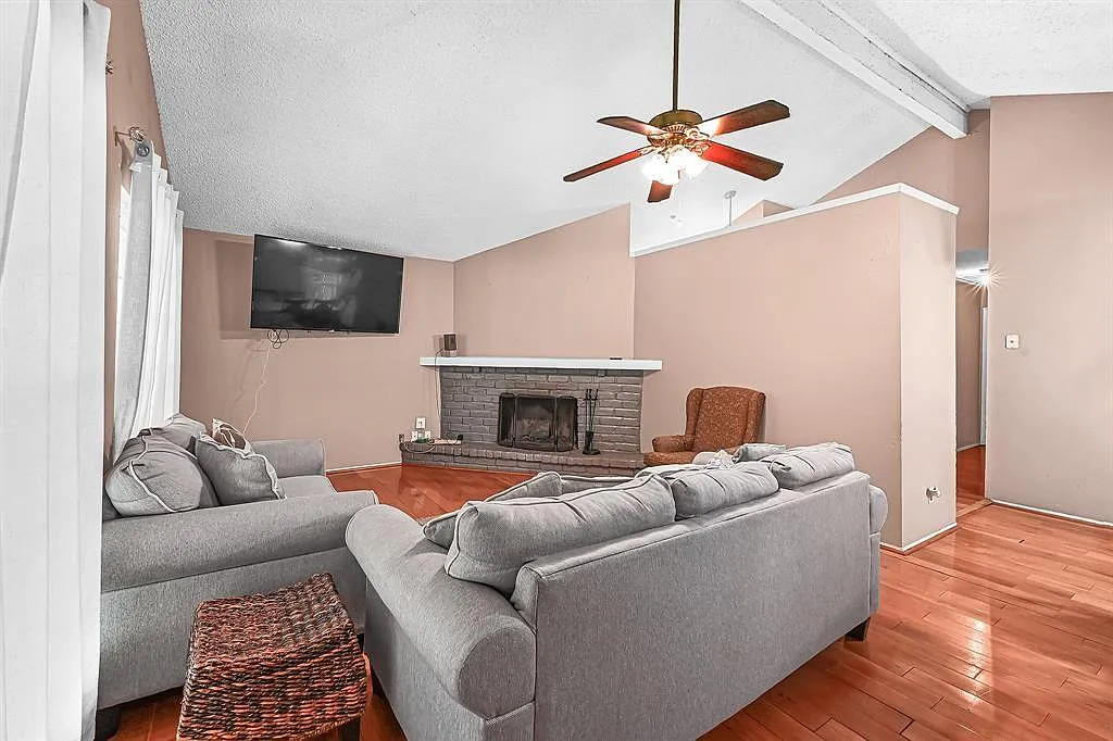 3 bed, 1.0 bath, 1196 sqft, $1,800 — Photo 2
