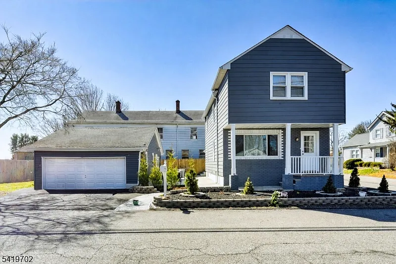 304 Oak St photo 1