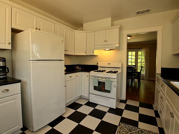 3rd image of 890 Lincoln Ave