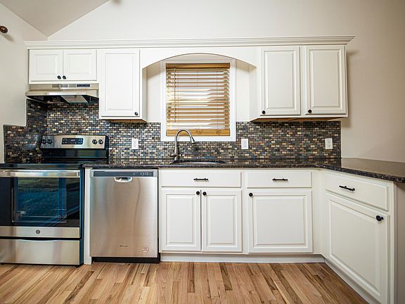 3rd image of 31 Beatrice Dr