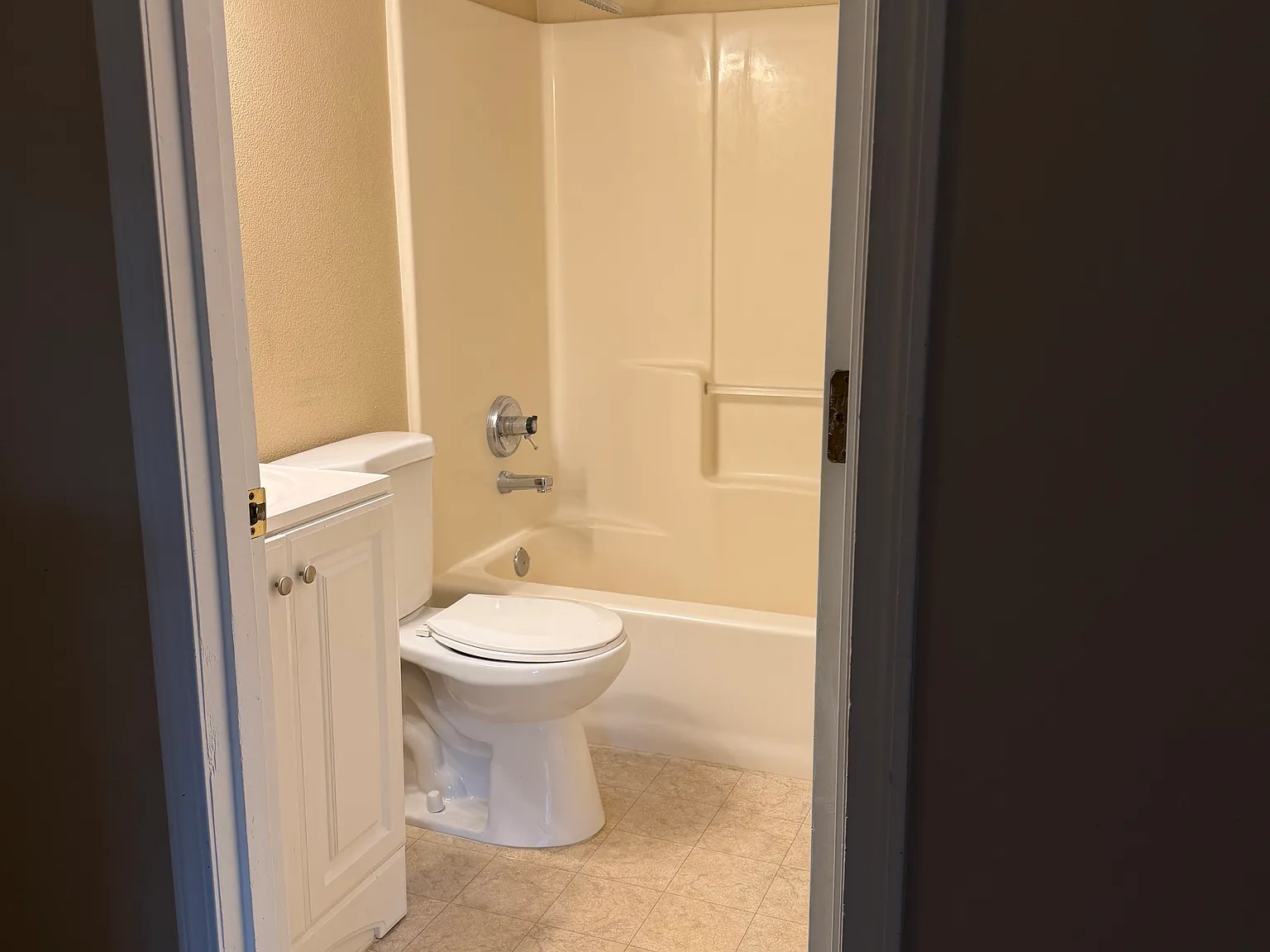 2 bed, 800 sqft, $1,600 — Photo 2