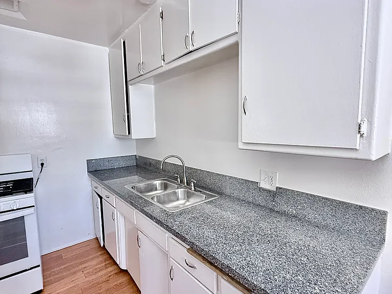 13645 Runnymede St #5 — Photo 8