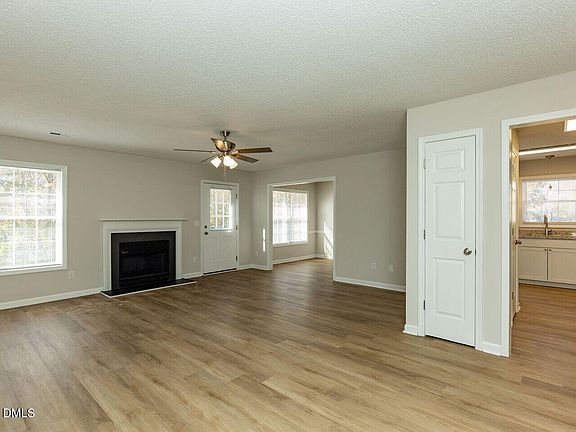 4th image of 2698 Leo Dr
