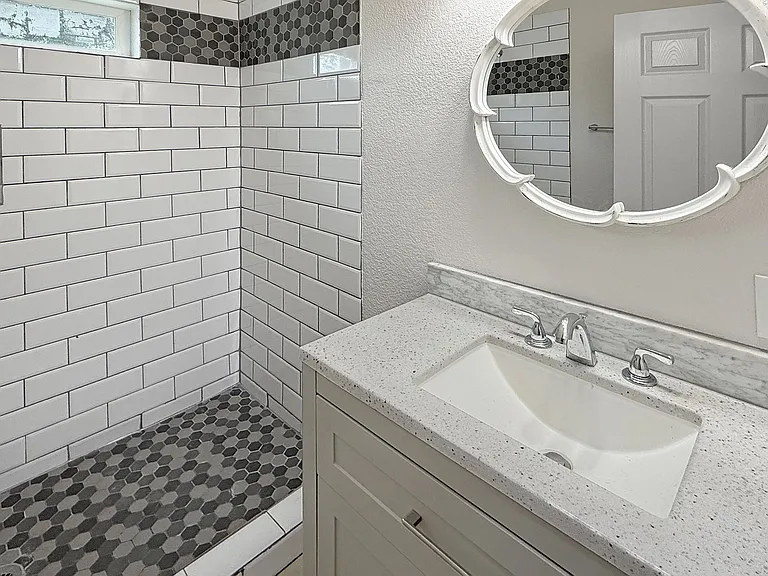 2424 McKinley Ave — Photo 10