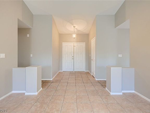 5th image of 2758 Woodbine Ave