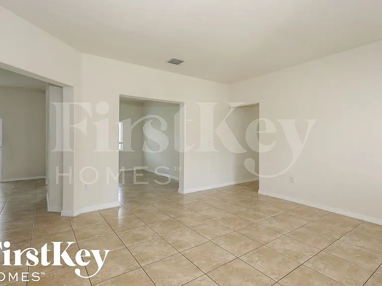428 SE 12th Ter — Photo 3