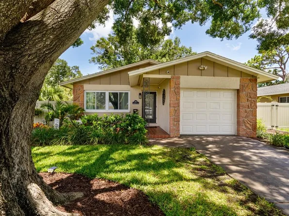 205 SE Monroe Cir N, Saint Petersburg, FL 33703