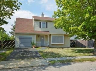 30 Walnut St, Central Islip, NY 11722