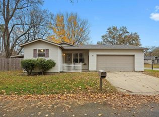 16 Saddlewood Ln, Glen Carbon, IL 62034