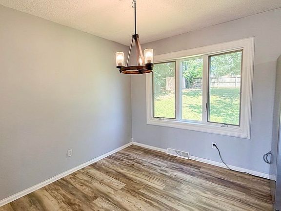 5th image of 101 Robin Dr