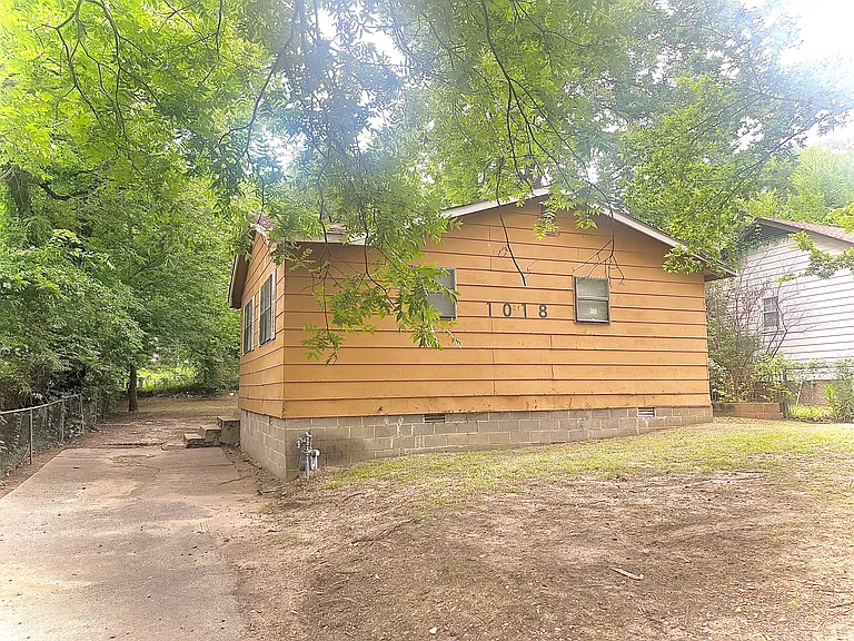 1018 W 29th St — Photo 33