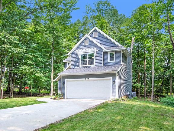 3rd image of 907 Wooded Ln
