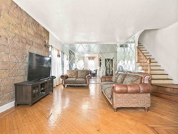 3rd image of 224 E 55th St