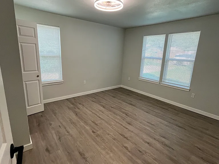 642 Astoria Ave — Photo 10