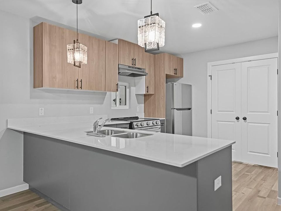 2nd image of 904 Crestview St #25