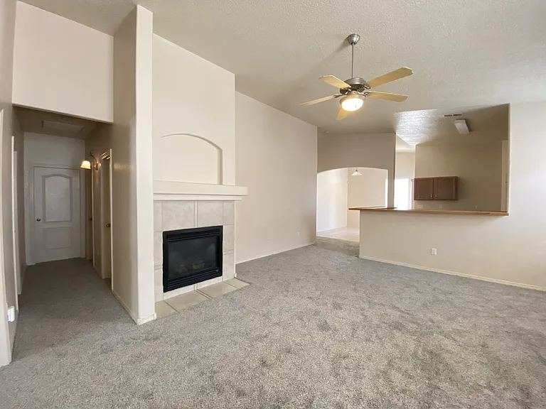 1613 Veridian Dr SE — Photo 2