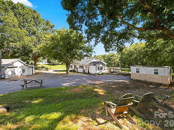 3rd image of 1261 Davis Rd