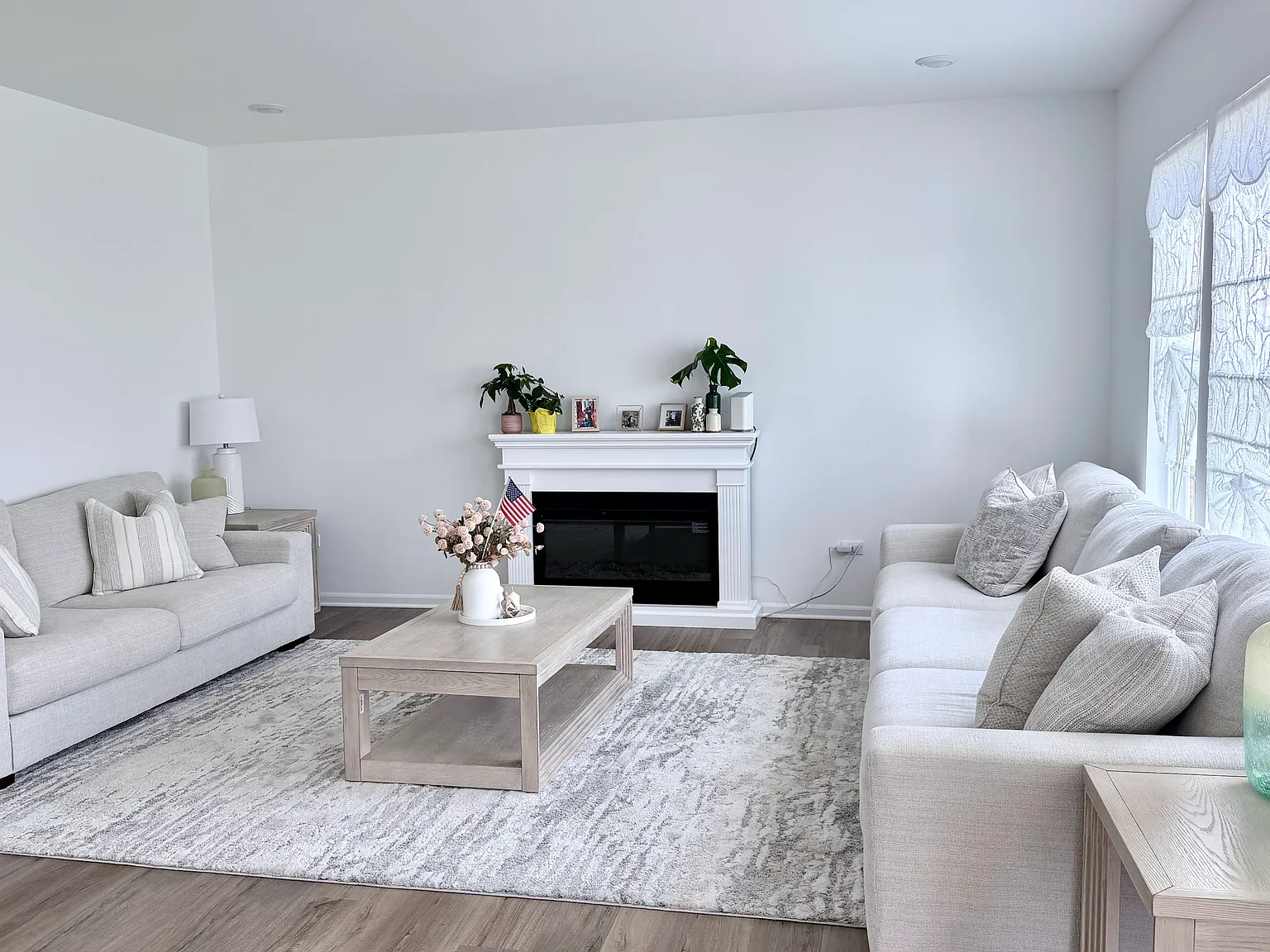 3 bed, 2.5 bath, 2564 sqft, $4,399 — Photo 2