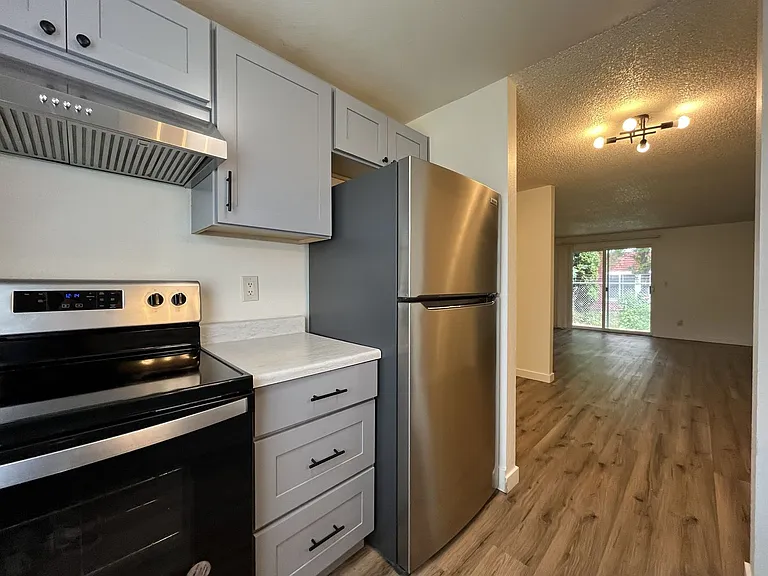 Spacious Corner Apartment with Three Bedrooms, Open Living Space & Modern Kitchen — Photo 12