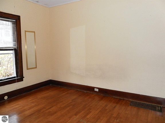 2nd image of 203 N Park St
