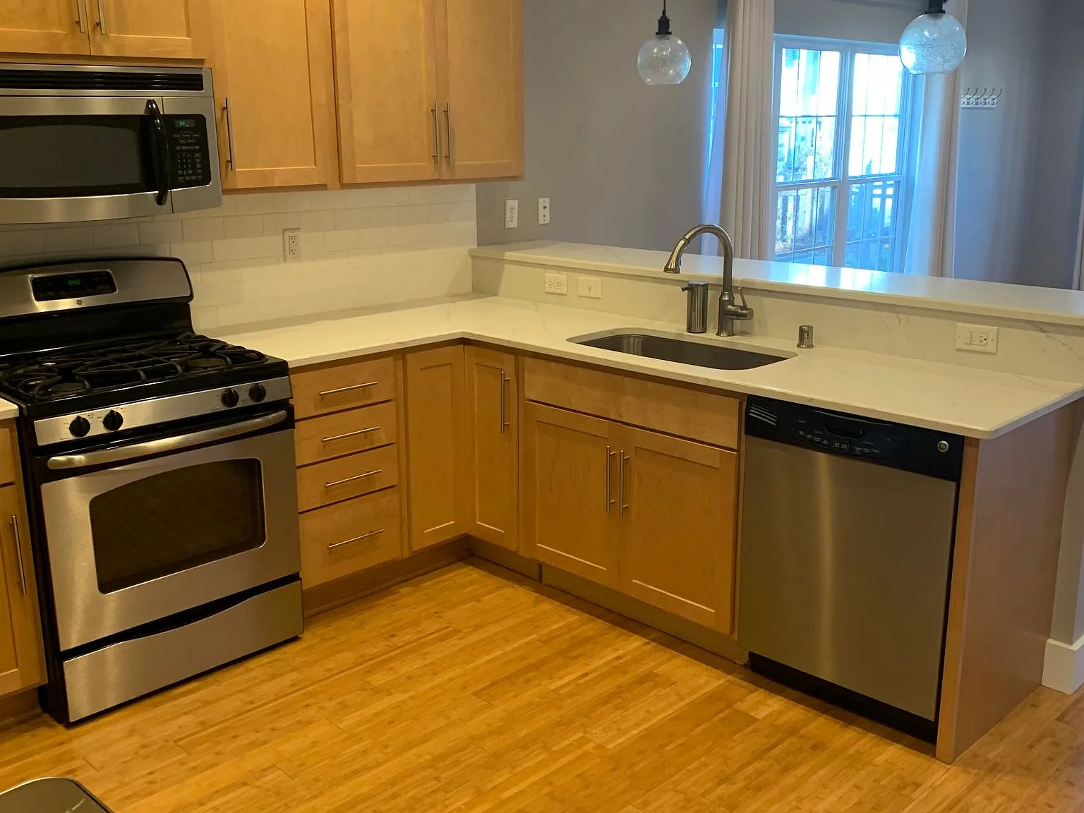 3 bed, 2.5 bath, 1611 sqft, $2,600 — Photo 3