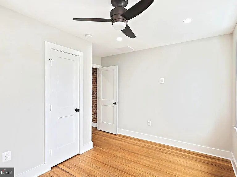 1327 W 42nd St — Photo 23