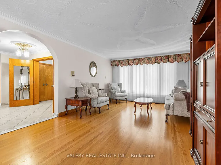 370 Maple Leaf Dr — Photo 4