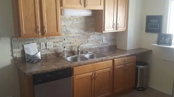 3 bed, 1000 sqft, $2,700 — Photo 3