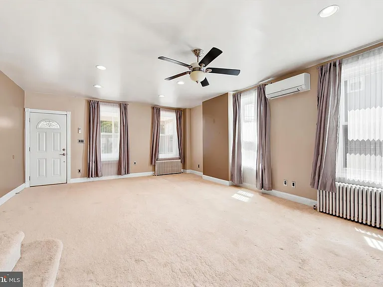 712 E Hector St — Photo 6