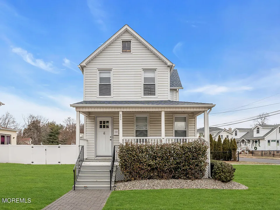 323 Roosevelt Ave