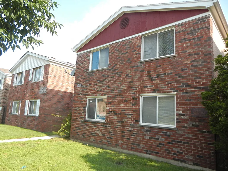 704 W 111th St #1S — Photo 1