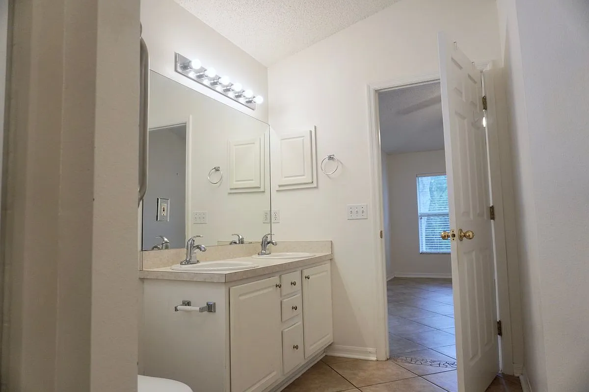 4 bed, 3.0 bath, 2215 sqft, $2,400 — Photo 4