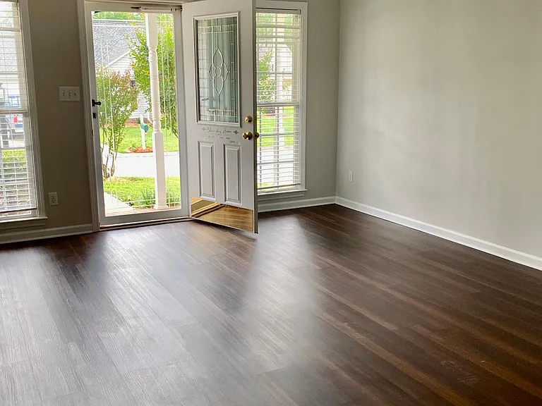105 Chris Ln — Photo 3