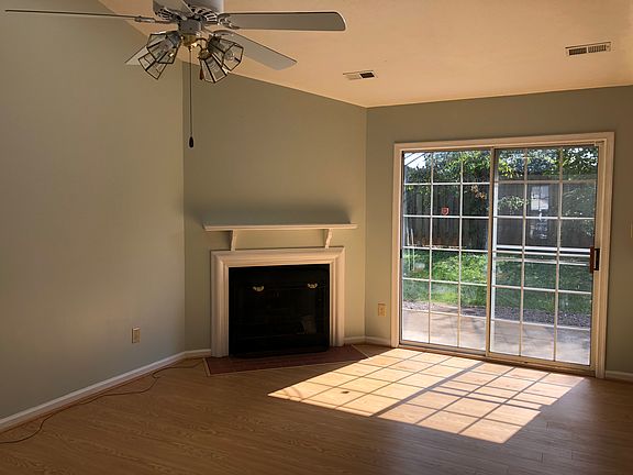 4th image of 704 Royal Garden Ct