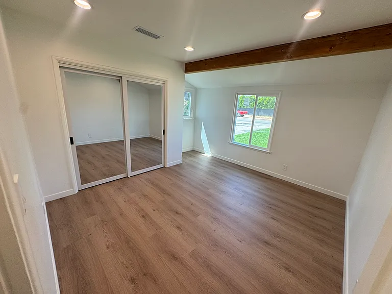 21420 Chatsworth St — Photo 15