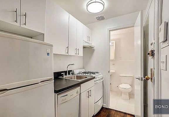 5th image of 35 E 65th St APT 1B