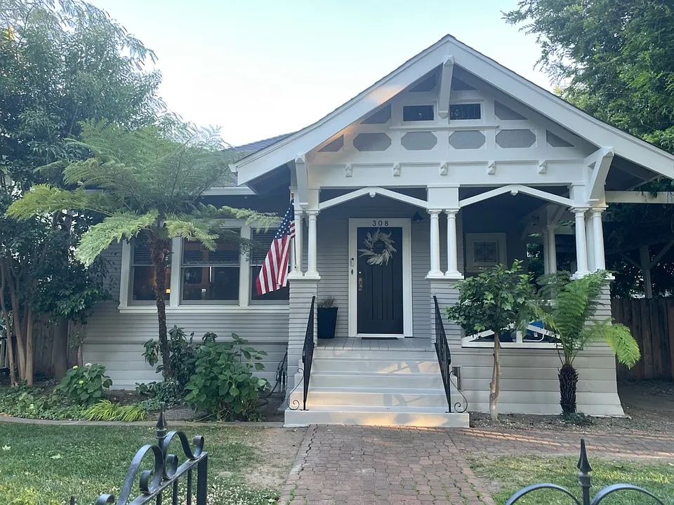 308 W Walnut St
