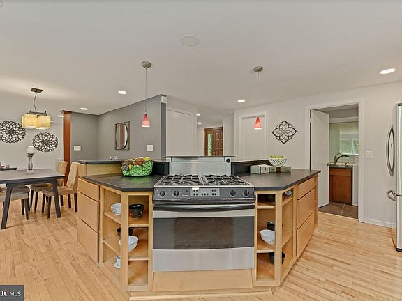 5th image of 3415 Aston St