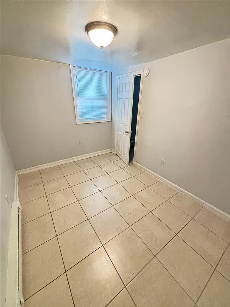 1 bed, 1.0 bath, 350 sqft, $1,050 — Photo 2