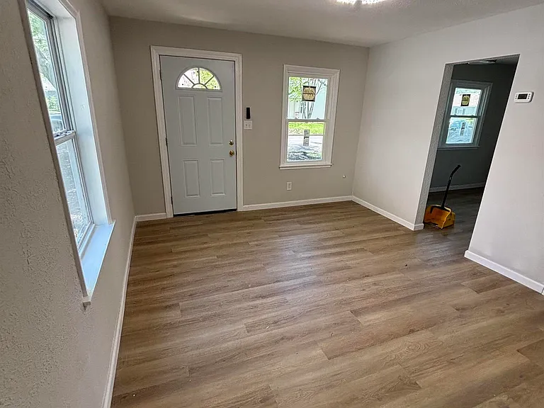1703 N Valley Ave — Photo 56