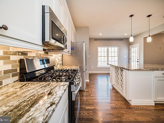 4th image of 1307 Leicester Dr