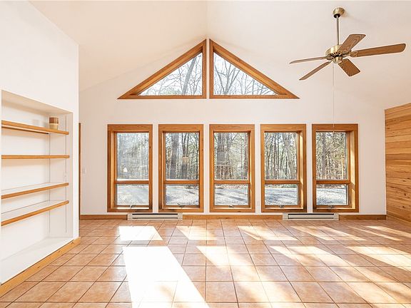 5th image of 457 Thompson Ln