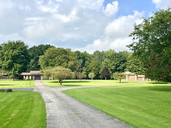 10285 Lakeview Ln, Girard, PA 16417