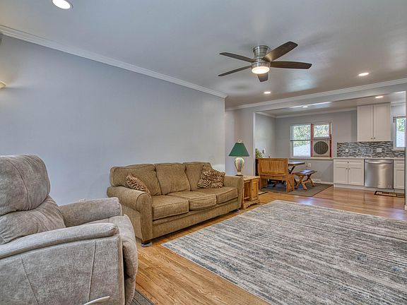 Open floor plan to kitchen